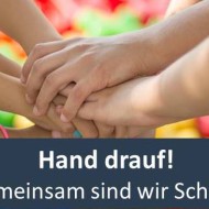 Hand_drauf_mit_Banner